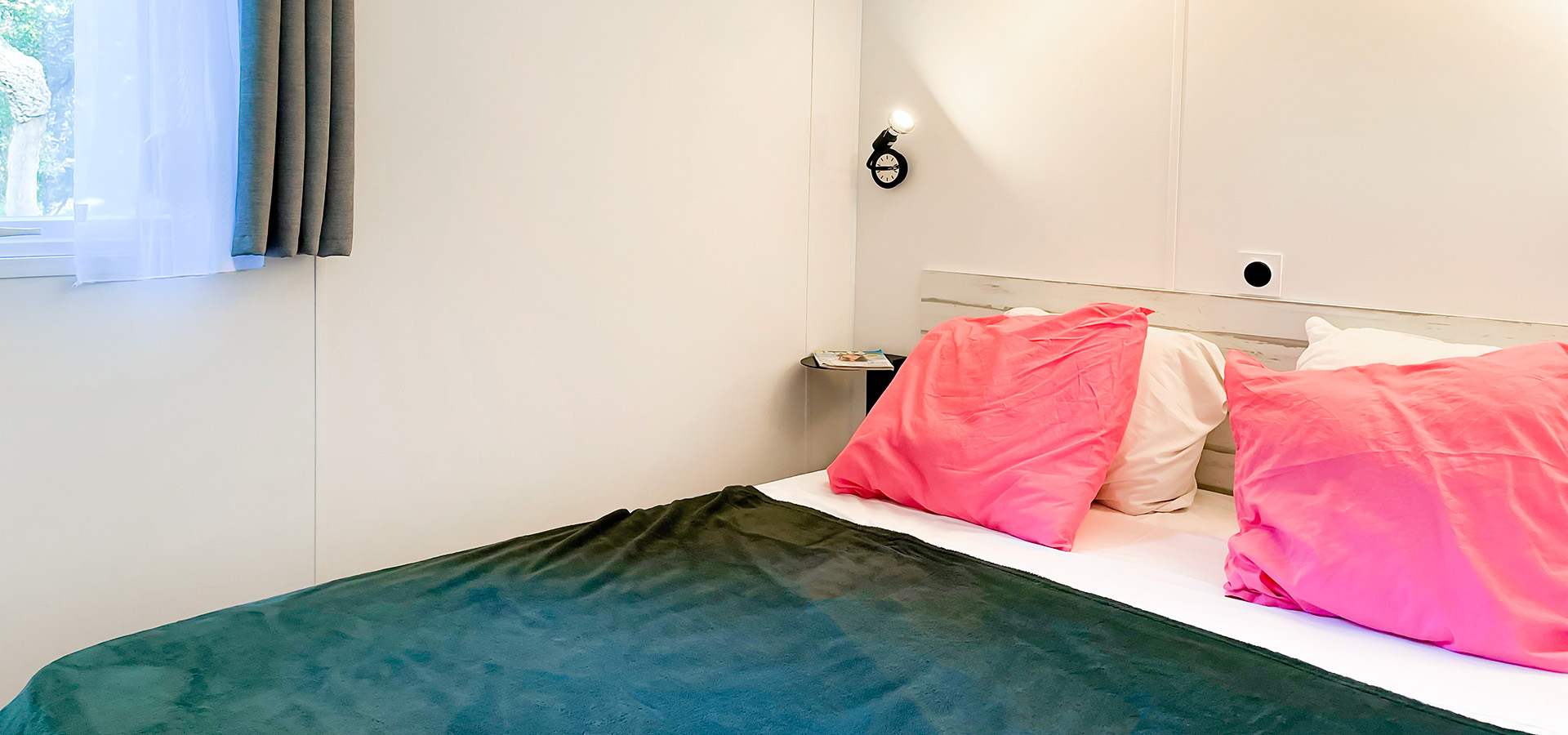 Camping la vetta location MH confort 2CH chambre principale coussin rose